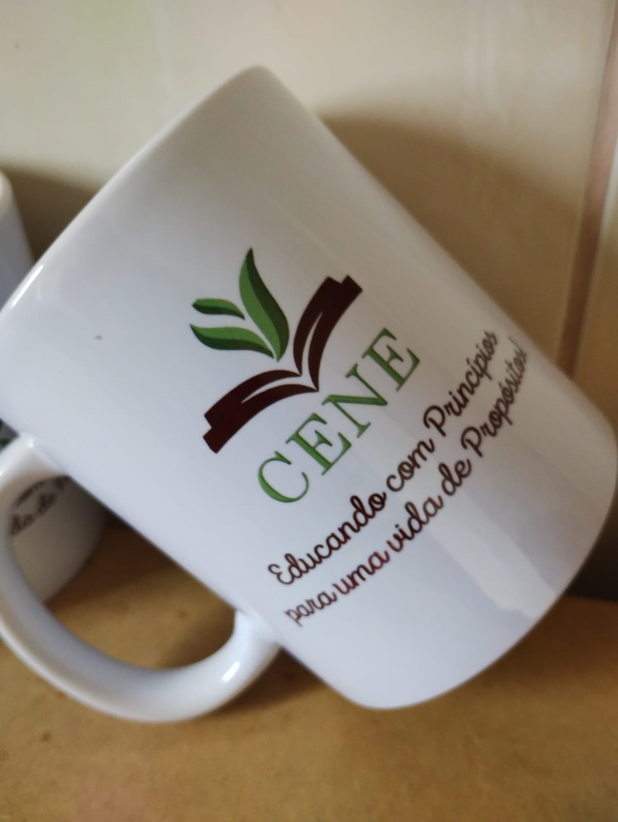 Caneca branca personalizada com logo corporativo