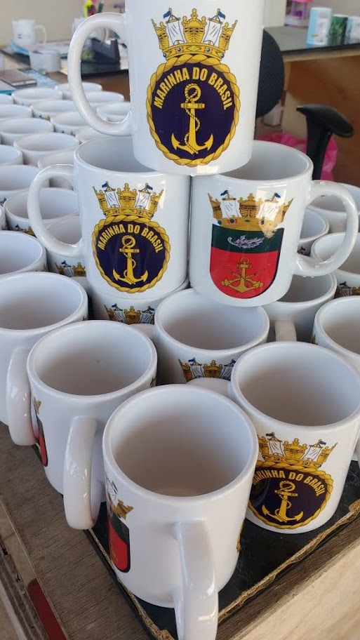 Conjunto de canecas com diferentes logos empresariais